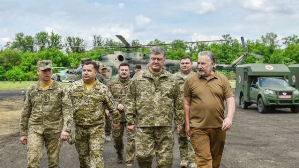 "Лечу на фронт": Порошенко едет в Донбасс