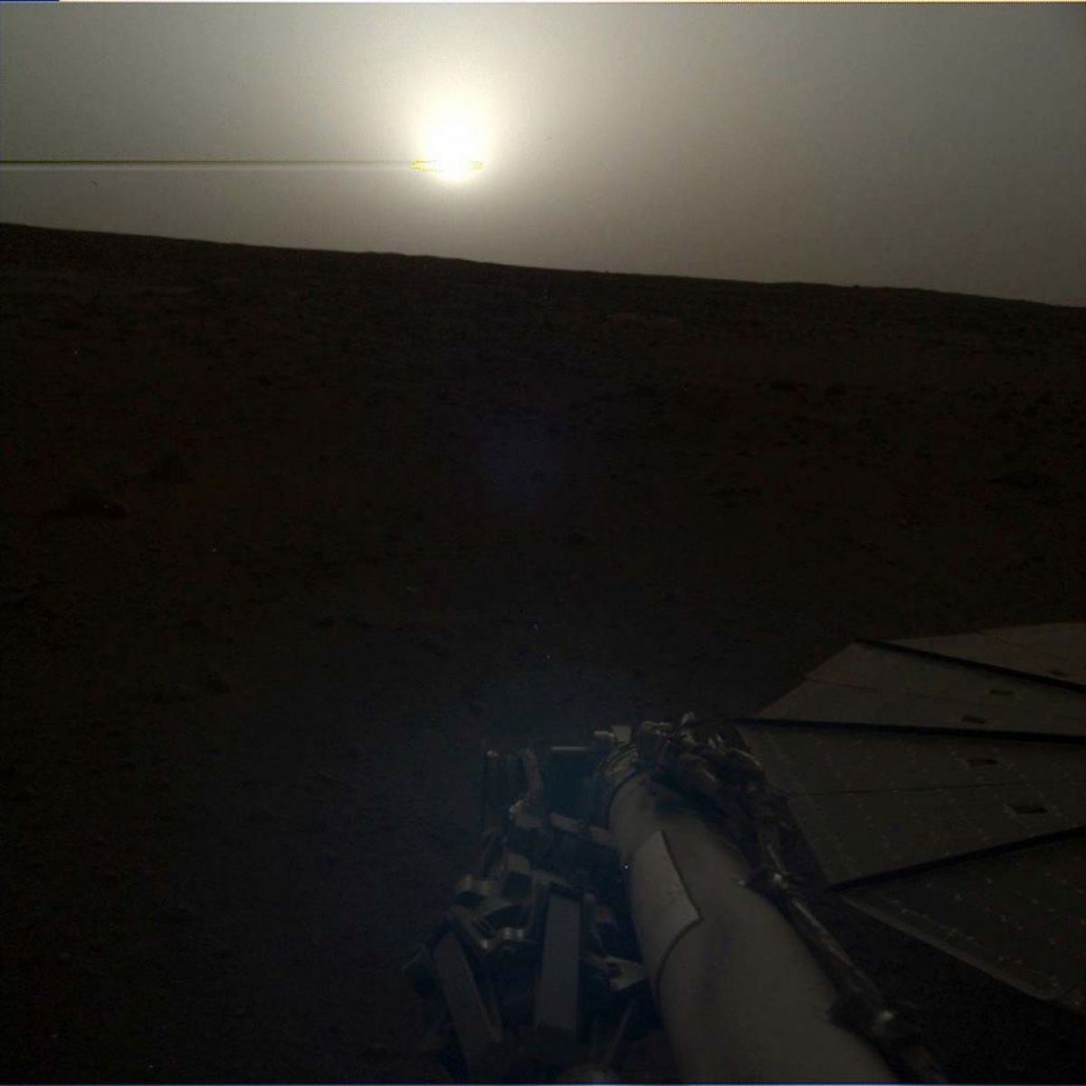 InSight Lander, находящийся на Марсе уже ровно сто дней, прислал интересный снимок заката