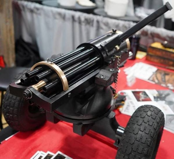 Портативный пулемет Гатлинга калибра 9 мм, который питается из магазинов Glock